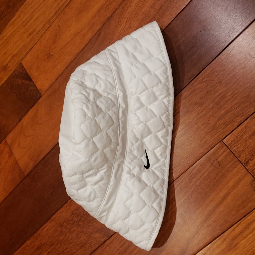 Nike White Quilted Women's Bucket Hat.